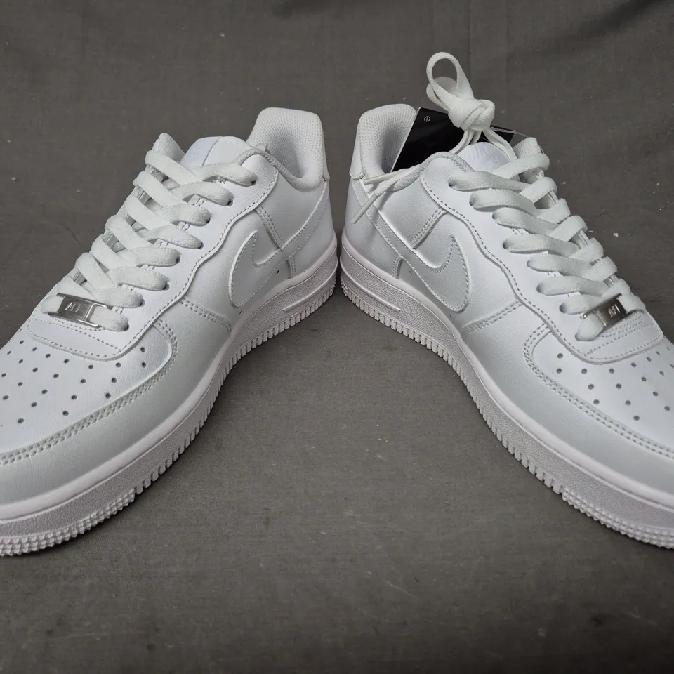 BOXED PAIR OF NIKE AIR FORCE 1 '07 SHOES IN WHITE UK SIZE 6