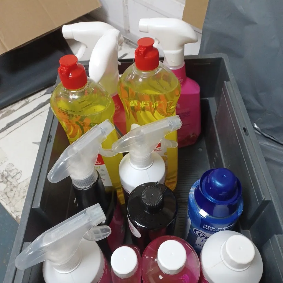 APPROXIMATELY 15 HOUSEHOLD LIQUIDS TO INCLUDE VANISH POWER GEL, FABULOSA LAUNDRY CLEANSER AND BIG VALUE WASHING UP LIQUID 