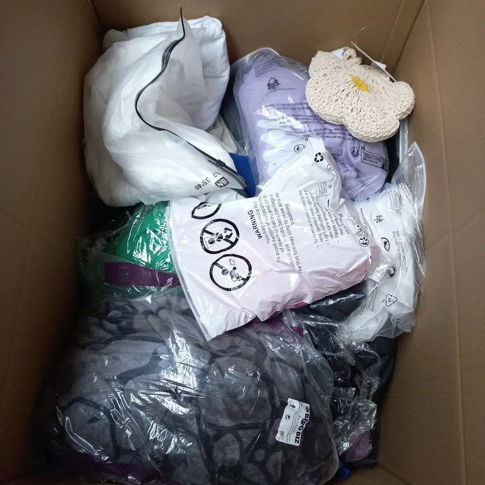 BOX OF APPROXIMATELY 25 ASSORTED ITEMS IN VARIOUS STYLES , COLOURS AND SIZES