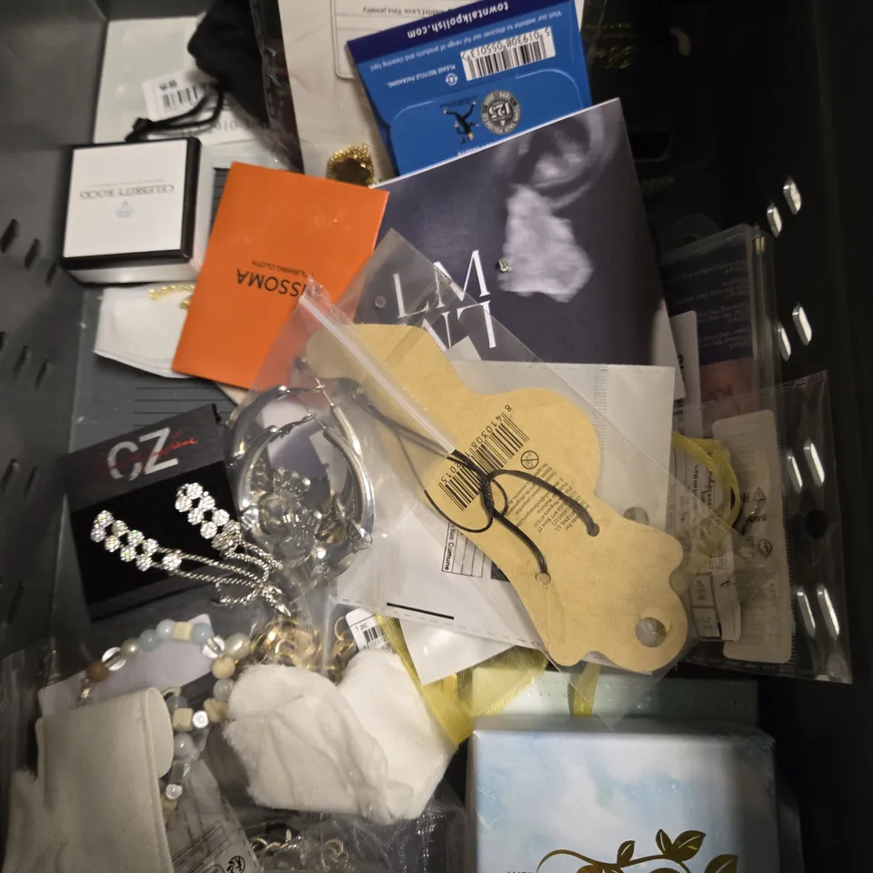 APPROXIMATELY 12 ASSORTED JEWELLERY ITEMS TO INCLUDE - WATCH , NECKLACE , EARRINGS ETC 