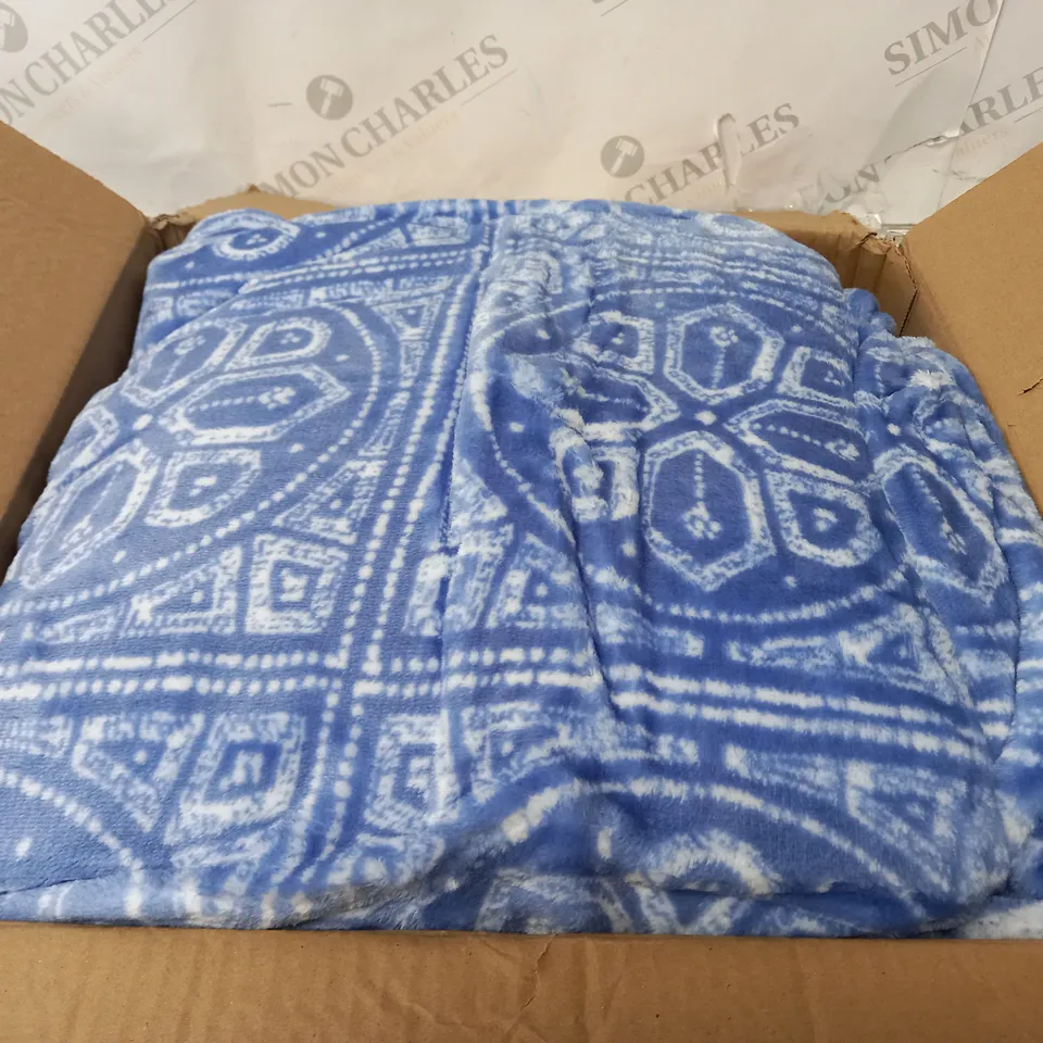COZEE HOME MOROCCAN TILE PRINT THROW - BLUE