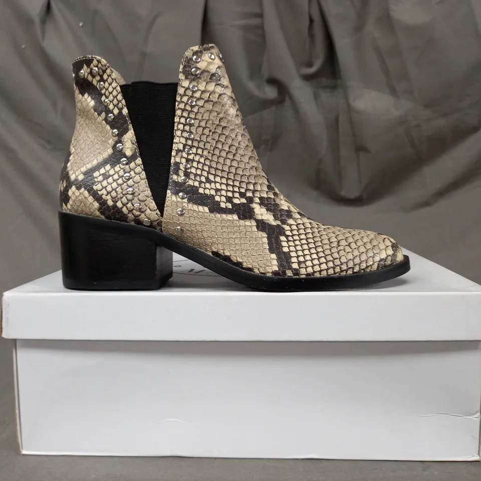 BOXED PAIR OF STEVE MADDEN CADE LEATHER ANKLE BOOTS IN BEIGE EU SIZE 36
