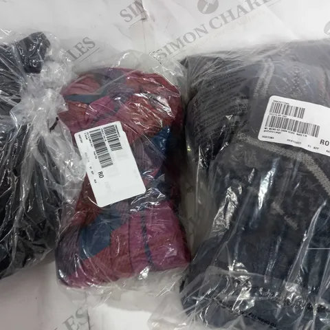 BOX OF ASSORTED ITEMS TO INCLUDE - BLACK LEGGINGS - PINK PLAID - 4X NAVY SOCKS