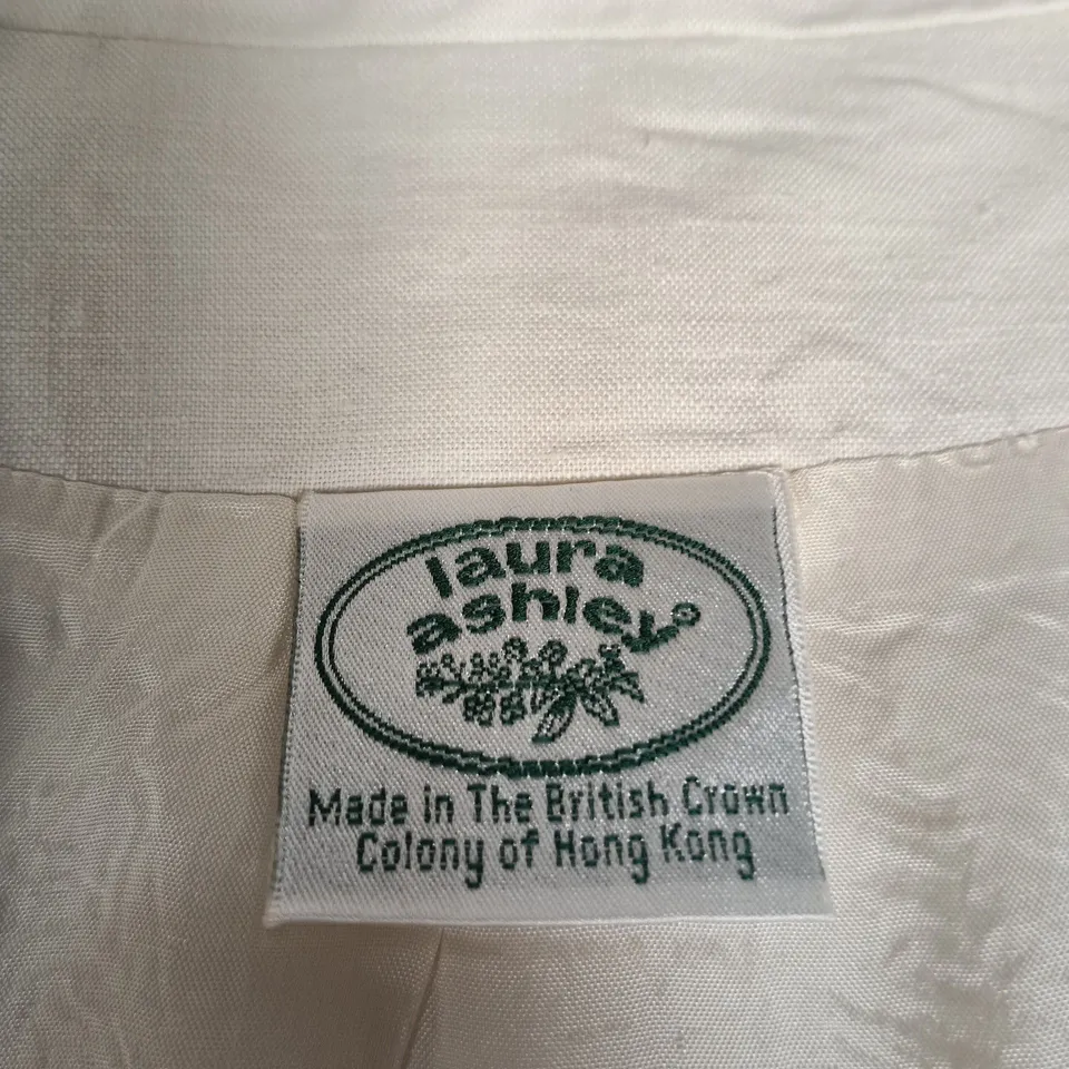 LAURA ASHLEY CREAM WOMEN'S JACKET WITH EMBROIDERED FLORAL NECKLINE – MADE IN HONG KONG