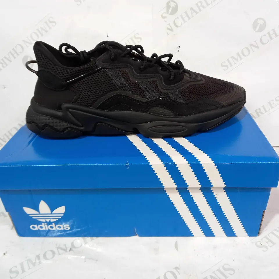 BOXED PAIR OF ADIDAS OZWEEGO TRAINERS IN BLACK UK SIZE 11
