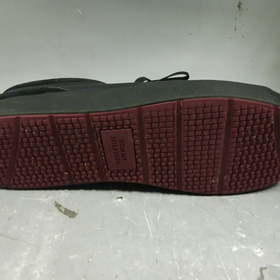 TOMMY HILFIGER HI VULC CLEAT LOW TOP - SIZE 45 