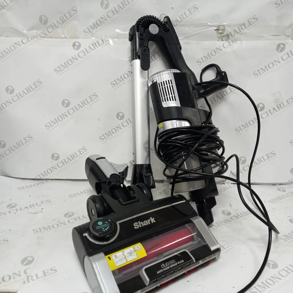 BOXED SHARK STRATOS ANTI HAIR WRAP PET PRO VACUUM CLEANER