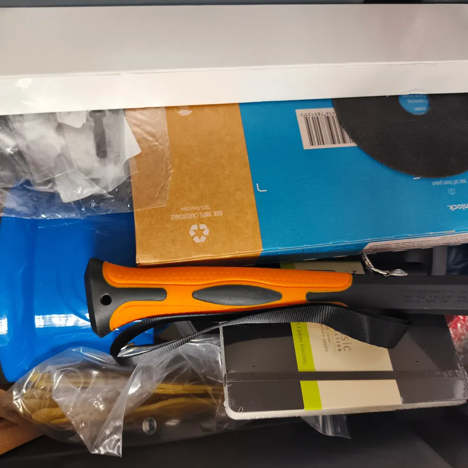 APPROXIMATELY 10 ASSORTED HOUSEHOLD ITEMS