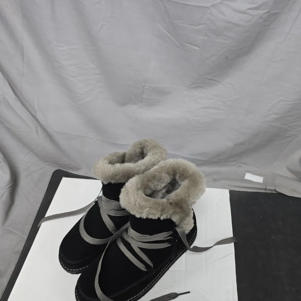 EMU AUSTRALIA BLACK SHEEPSKIN BOOTS WITH FUR LINING UK 5