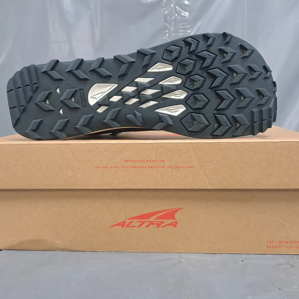 BOXED PAIR OF ALTRA LONE PEAK MID ALL-WTHR 2 SHOES IN GREY SIZE UK 8
