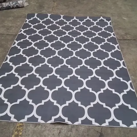 QUALITY DESIGNER AREA RUG - APPROXIMATELY 280X200CM