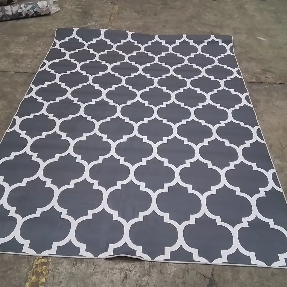 QUALITY DESIGNER AREA RUG - APPROXIMATELY 280X200CM