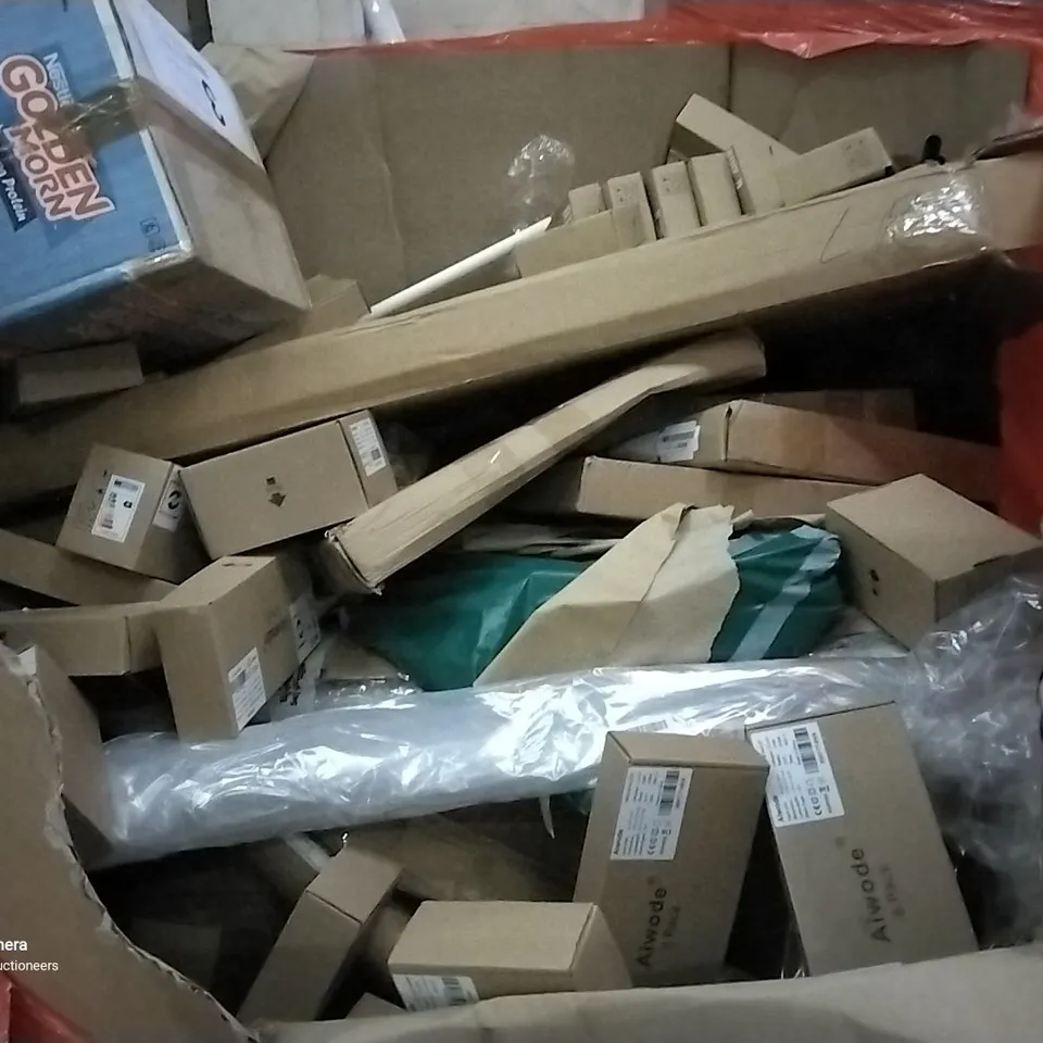 PALLET OF ASSORTED ITEMS INCLUDING SHOE HAT STAND, MUTE SEAT COVER, STEP STOOL, LED BULBS, STEP LADDER 