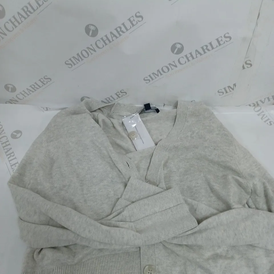 BOX OF APPROXIMATELY 10 ASSORTED CLOTHING PRODUCTS IN VARIOUS STYLES & SIZES TO INCLUDE JUMPERS, SHIRTS, VEST TOPS ETC 