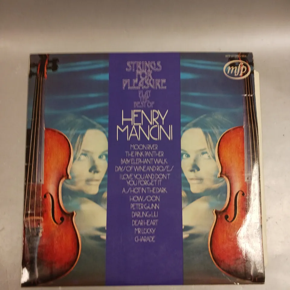 APPROXIMATELY 20 ASSORTED VINYL RECORDS TO INCLUDE THE SEEKERS, SILVEROLLER AT DAWN, THE THREE DEGREES ETC 