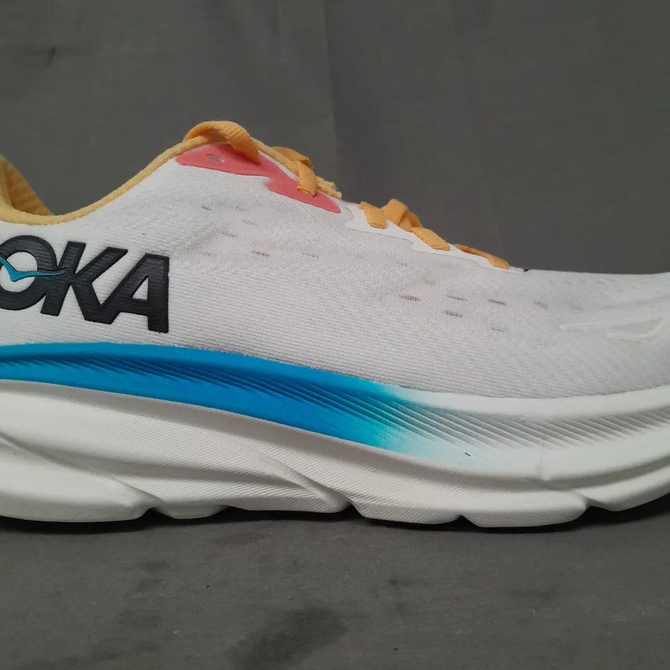 BOXED PAIR OF HOKA CLIFTON 9 WIDE SHOES IN WHITE/YELLOW/BLUE UK SIZE 7