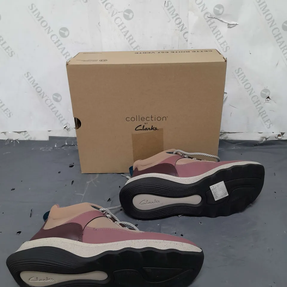 BOXED PAIR OF CLANKS JAUNT LO BOOTS TAUPE COMBINATION UK 7