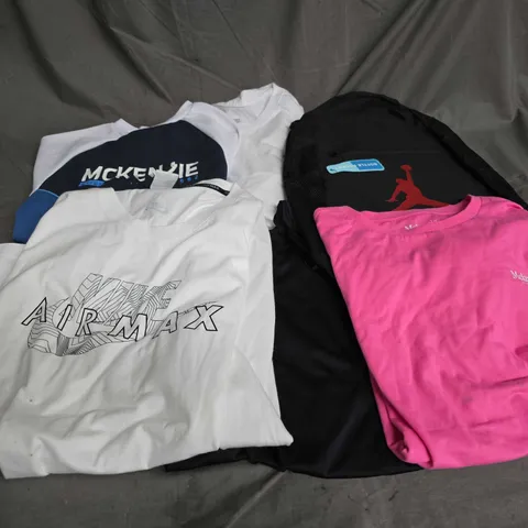 BOXOF APPROX 12 ASSORTED CLOTHING ITEMS TO INCLUDE - BAG - TSHIRT - HOODE - ETC