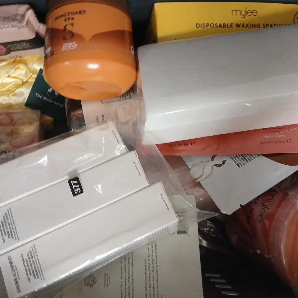 APPROXIMATELY 15 ASSORTED COSMETIC ITEMS INCLUDING VARIOUS MAKES AND BRANDS - COLLECTION ONLY