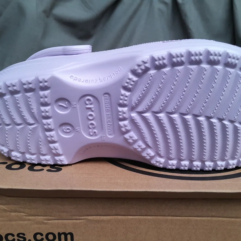 BOXED CROCS CLASSIC IN LILAC - UK M6/W7