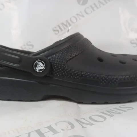 PAIR OF CROCS CLASSIC LINED CLOGS IN BLACK UK SIZE M7/W8