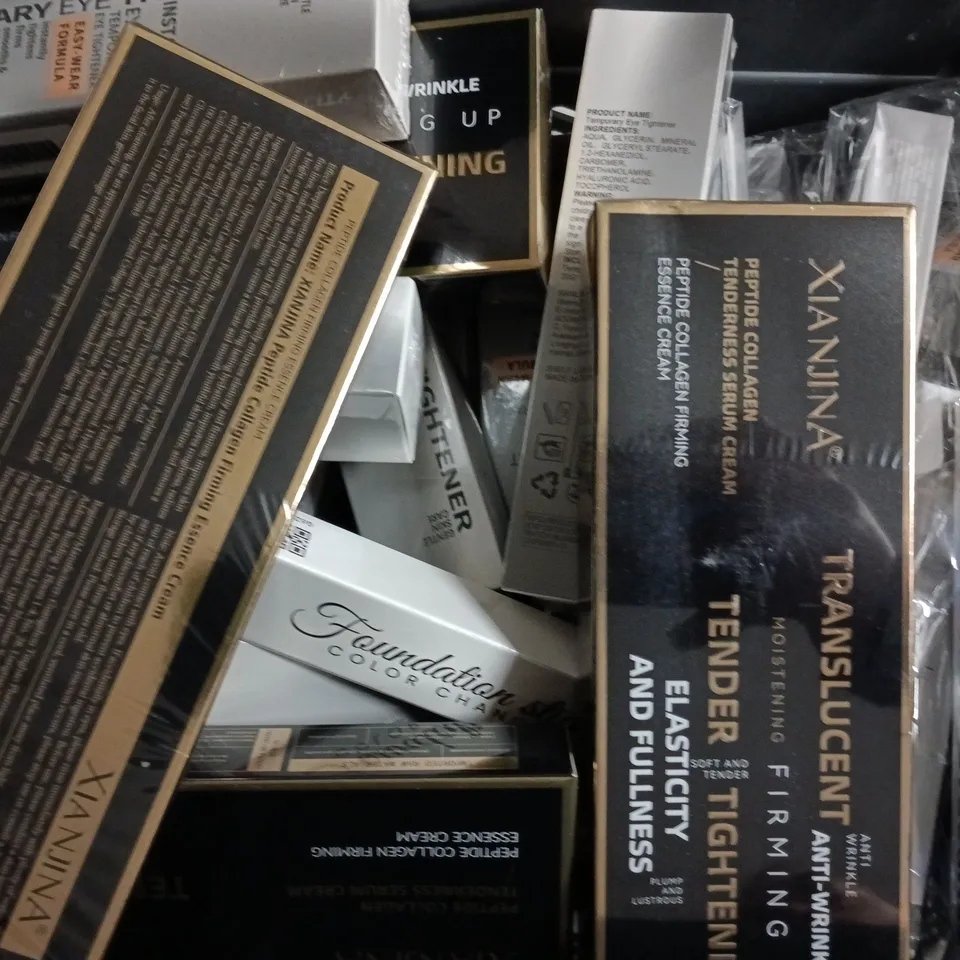 APPROXIMATELY 20 ASSORTED COSMETIC ITEMS TO INCLUDE LIPSTICK, FOUNDATION STICK, ETC - COLLECTION ONLY