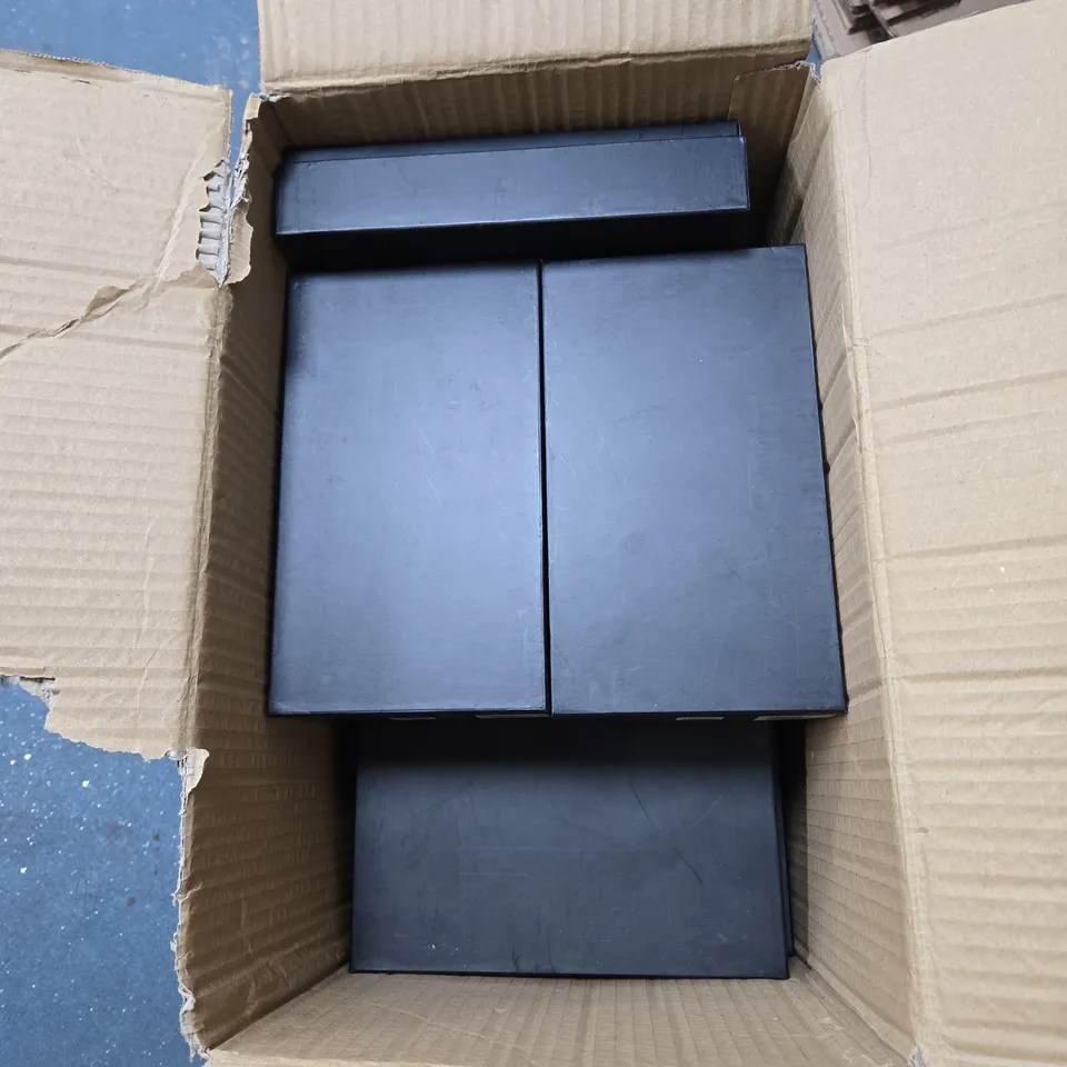 BOX OF APPROXIMATELY 20 x RIVER LEATHER PURSES, IN BRANDED POUCH AND BLACK BOX