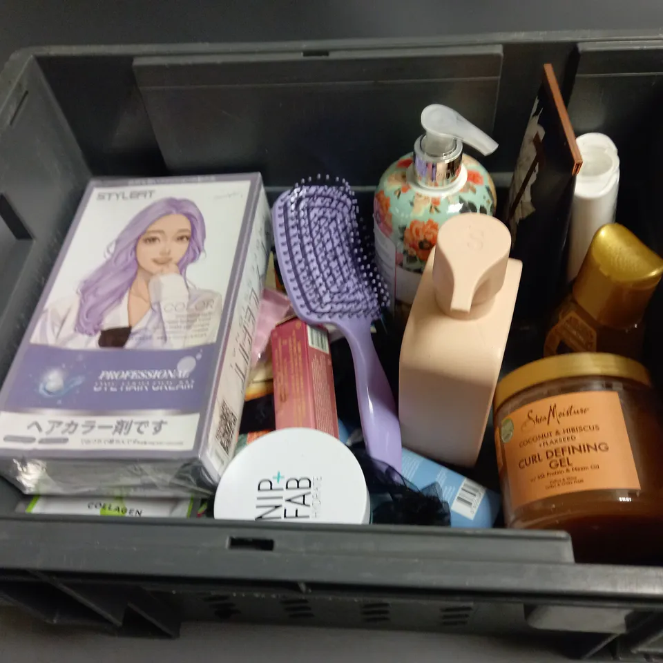 LOT OF ASSORTED BATH, BODY AND SKIN CARE PRODUCTS. INCLUDES MONDAY AND TED BAKER 