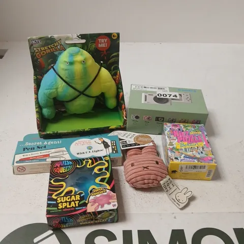 APPROXIMATELY 10 ASSORTED TOYS AND GAMES TO INCLUDE STRETCH GORILLA, CAMERA, PLUSH TOY ETC 