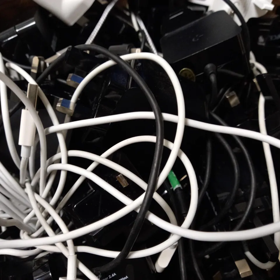 A LARGE QUANTITY OF ASSORTED CHARGER ADAPTERS AND CABLES TO INCLUDE DURACELL, APPLE, ETC