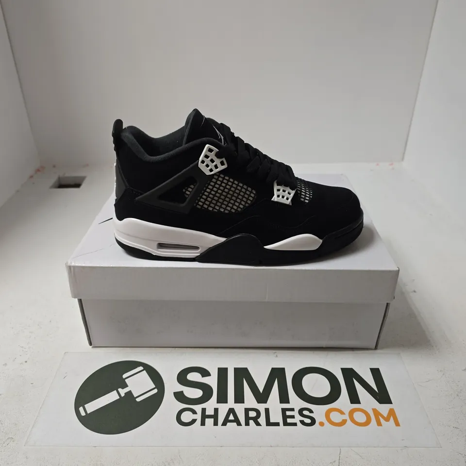 BOXED PAIR OF NIKE AIR JORDAN 4 RETRO TRAINERS IN BLACK - UK 7.5