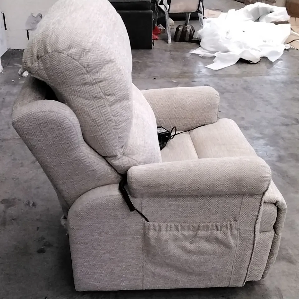 QUALITY BRITISH DESIGNER G PLAN MANUFACTURED NEWMARKET LARGE DUAL ELEVATE CHAIR - CHEVRON SANDSTORM FABRIC 