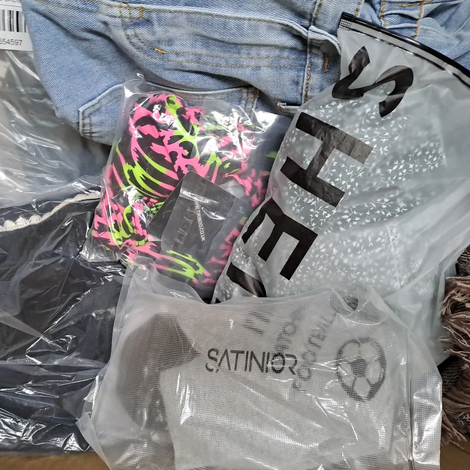 BOX OF APPROXIMATELY 20 ASSORTED CLOTHING & FASHION ITEMS IN VARIOUS STYLES AND SIZES TO INCLUDE NEXT, BOOHOO, PAPAYA, ETC