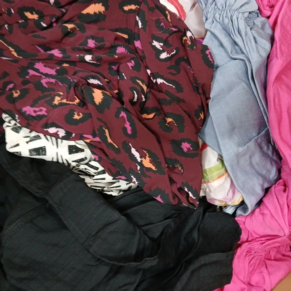 BOX OF APPROXIMATELY 20 ASSORTED CLOTHING ITEMS IN VARIOUS STYLES, SIZES, AND COLOURS - COLLECTION ONLY