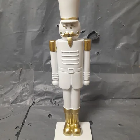 NUTCRACKER SOLDIER IN WHITE/GOLD 