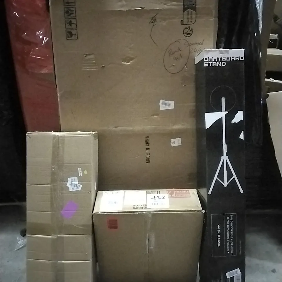 PALLET OF HOUSEHOLD ITEMS TO INCLUDE STROBE LIGHT, CEILING FAN, WRAPPED CANVAS PICTURE, DARTBOARD STAND AND OTHER ASSORTED ITEMS...