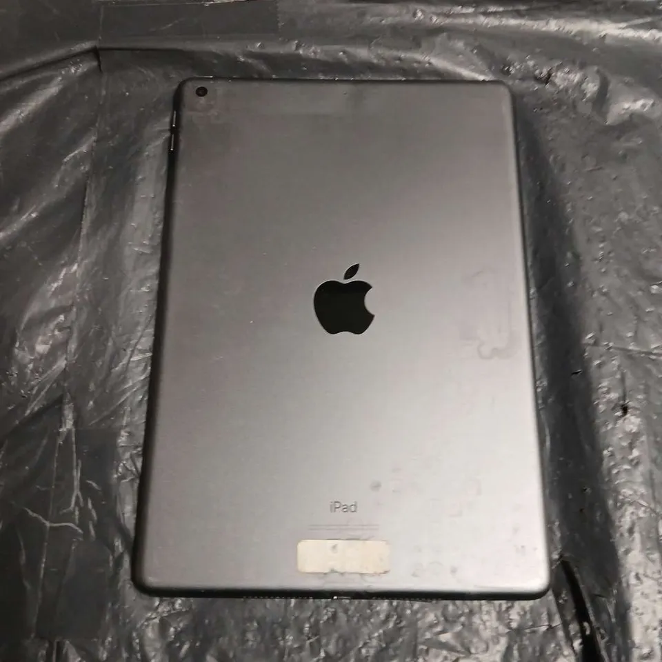 APPLE IPAD A2270 – SPACE GREY, CRACKED SCREEN - FOR PARTS