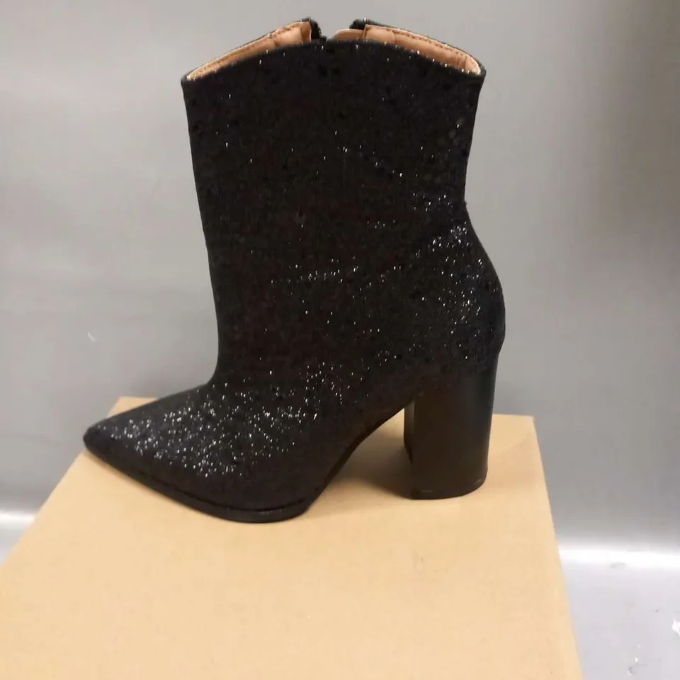 BOXED BLACK SPARKLE BOOTS SIZE US6