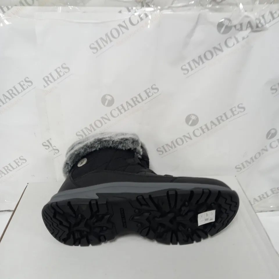 BOXED SKECHERS WOMENS ANTI SLIP AND WATERPROOF FUR LINED BOOTS - SIZE 6.5