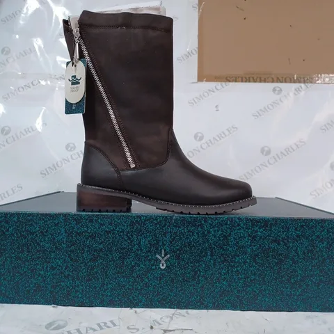 boxed pair of EMU Australia EXPLORER YANCOAL WATERPROOF LEATHER & SUEDE BOOTS - ESPRESSO - SIZE 5