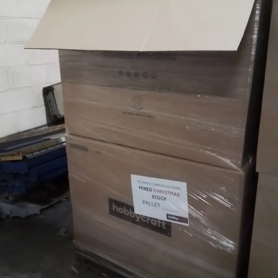 PALLET CONTAINING A LARGE QUANTITY OF ASSORTED CHRISTMAS DECORATIONS AND PRODUCTS TO INCLUDE;BOTTLR BRUSH LED TREE,COLOUR IN CARDBOARD CHRISTMAS TREE,CHRISTMAS WREATH 