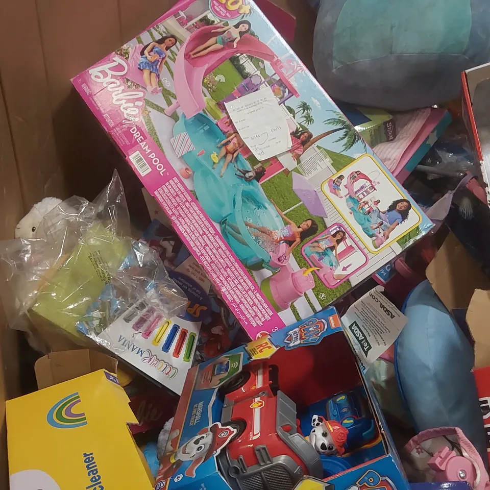 PALLET CONTAINING A LARGE QUANTITY OF ASSORTED TOYS INCLUDING: RC MONSTER TRUCK, BARBIE DREAM POOL, PAW PATROL RC FIRE TRUCK, LAVA LAMP ECT