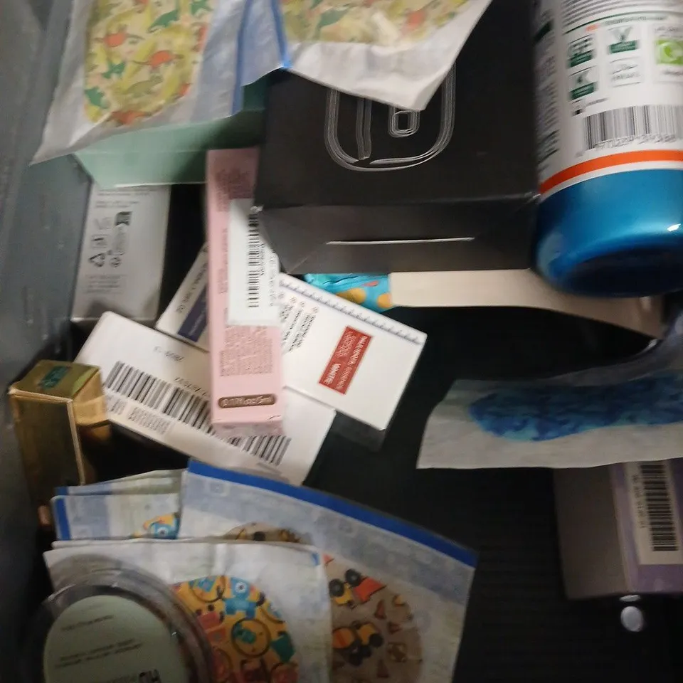 APPROXIMATEY 20 ASSORTED HEALTH AND BEAUTY PRODUCTS TO INCLUDE - CUREL FOAMING FACIAL WASH - OLVERUM BATH OIL - MAYBELLINE LIPSTICK IN 930 NUDE - ETC