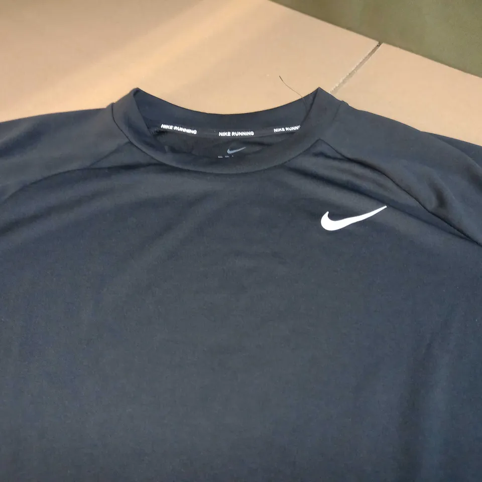 NIKE RUNNING BLACK/LOGO TOP - MEDIUM