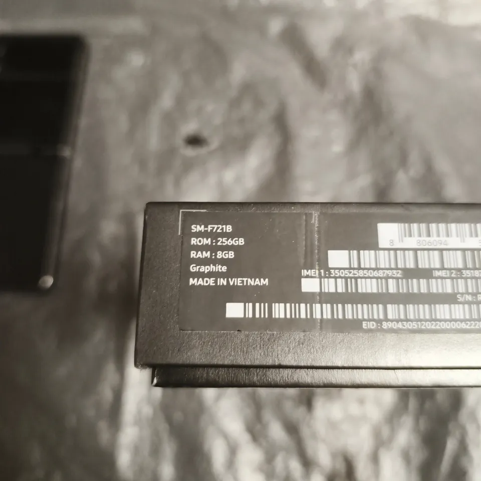 SAMSUNG GALAXY Z FLIP4 SMARTPHONE 256GB GRAPHITE – WITH BOX (SM-F721B)