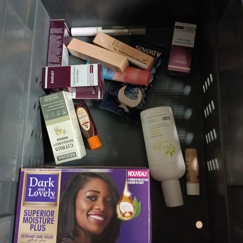 APPROXIMATEY 20 ASSORTED HEALTH AND BEAUTY PRODUCTS TO INCLUDE - DOVE ROLL ON DEODORANT - L'OREAL MEN EXPERT SHOWER GEL AND BASED BODYWORKS SEA SALT SPRAY