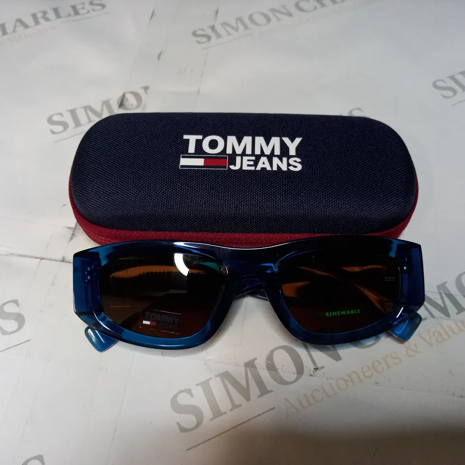 TOMMY HILFIGER UNISEX CAT EYE SUNGLASSES
