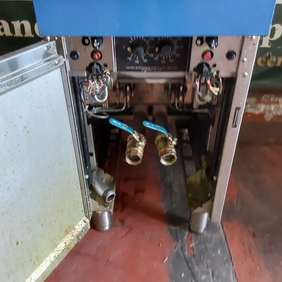 BLUE SEAL GT46 COMMERCIAL FRYER 