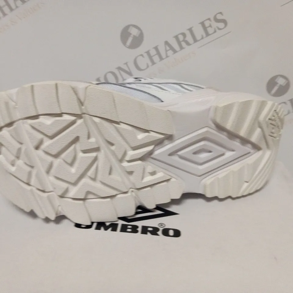 BOXED UMBRO NEPTUNE WOMENS WHITE SIZE 4
