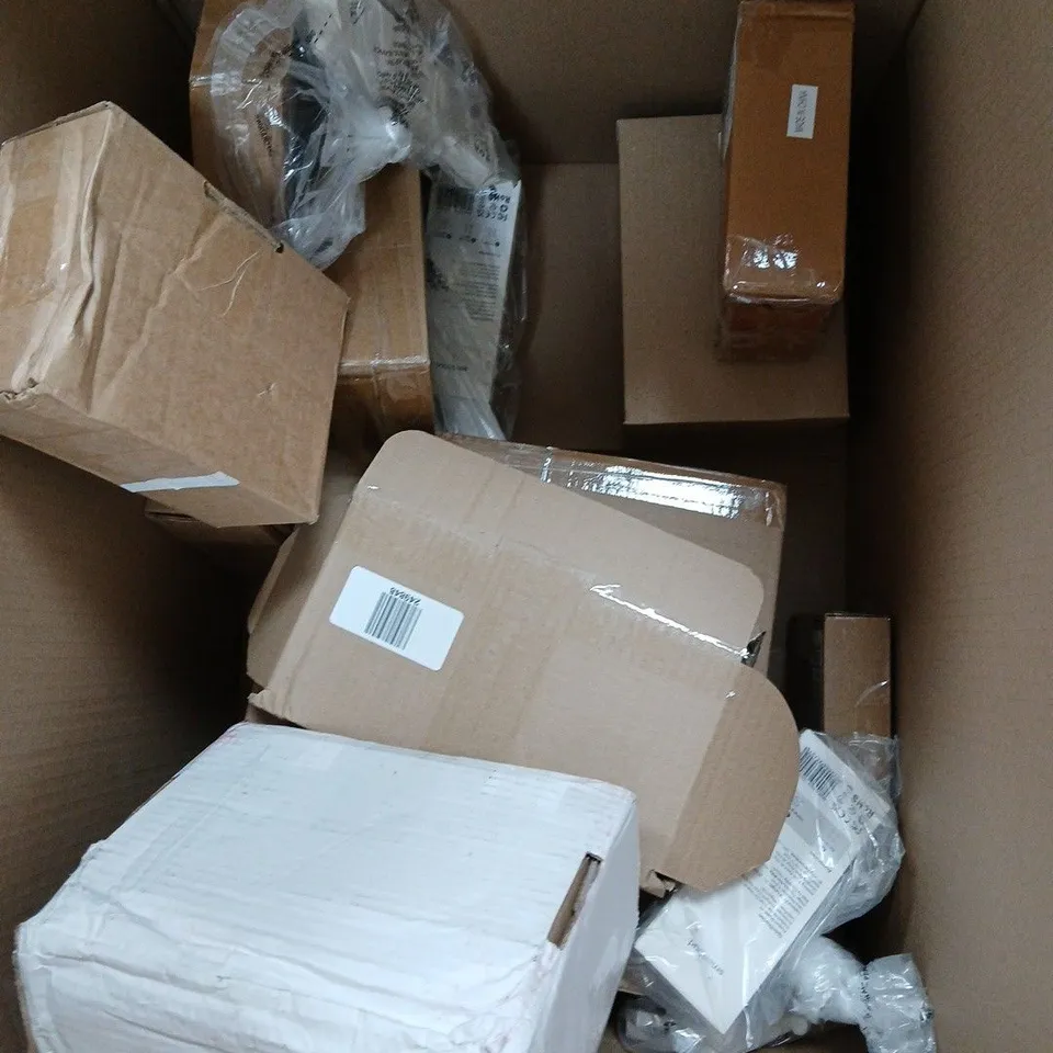 BOX OF APPROX 15 ASSORTED HOUSEHOLD ITEMS TO INCLUDE - TILI NAIL KIT - PILLOWCASES - LOCK & LOCK TUPPERWARE - ETC